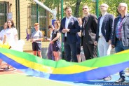 Zaproszeni goście i przybyli widzowie w trakcie uroczystego otwarcia boiska. Na pierwszym planie…
