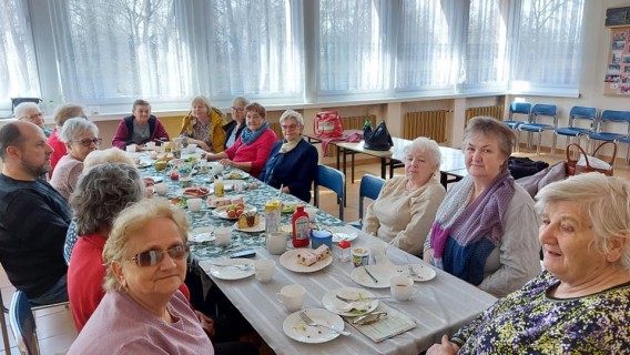 Seniorki przy świątecznym stole