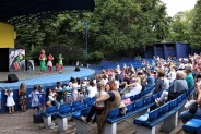 Spektakle dla dzieci w ramach Teatralnego Lata pod Chmurką od lat mają wierną widownię.