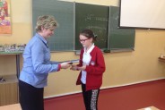 Wręczanie nagrody dla Karoliny Duży za II miejsce