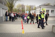 Policjanci pokazują uczniom jak wykonać poszczególne konkurencje.