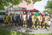 Pamiątkowa fotografia siemianowickich strażaków z Beatą Białowąs, Michałem Wójcikiem oraz Rafałem…