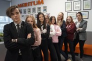 uczniowie klasy technik rachunkowości pięcioletniego technikum na tle galerii stypendystów