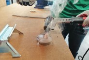 Uczeń podczas prac w szkolnej pracowni mechanicznej