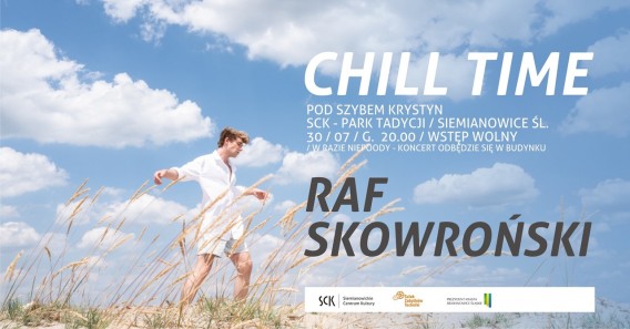 Na zdjęciu wokalista Raf Skowroński stoi na nadmorskiej wydmie. Widać napisy zapowiadające…