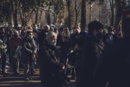 Uczestnicy pogrzebu nad grobem