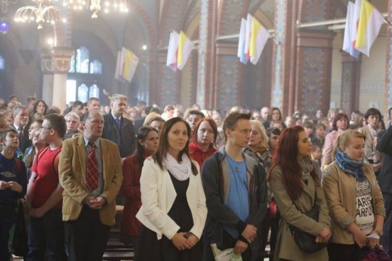 Młodzież szkoły na pielgrzymce