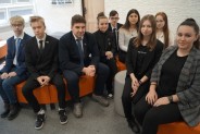 uczniowie klasy pierwszej w szkolnym holu