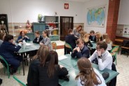 Uczniowie w szkolnej pracowni