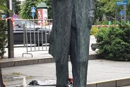 Widok na pomnik z przodu.