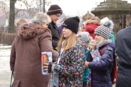 Uczniowie i absolwenci Szkoły Podstawowej nr 13 zbierają datki podczas 24 Finału WOŚP