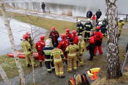 Ratownicy z siemianowickich służb stojący nad stawem