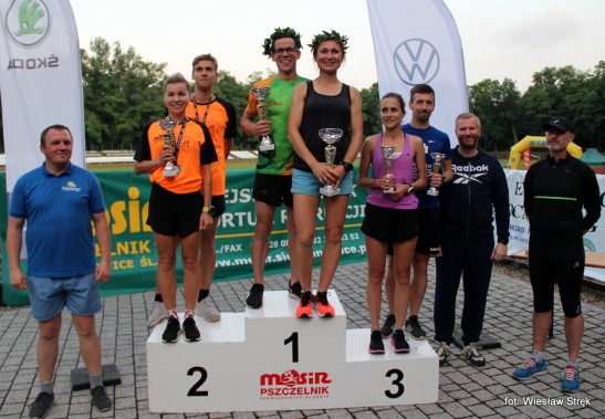 Dekoracja najlepszych uczestników VII Sztafetowego Biegu Par