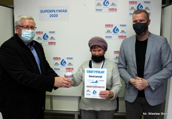 Dekoracja uczestniczki Akcji "Superpływak 2020" przez Dyrektora MOSiR "Pszczelnik" oraz…