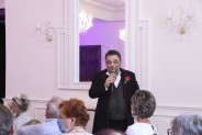 Juliusz Ursyn Niemcewicz w czarnej marynarce wykończonej czerwoną lamówką z czerwoną różą w…