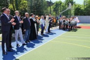 Zaproszeni goście i przybyli widzowie w trakcie uroczystego otwarcia boiska