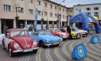 Zabytkowe pojazdy przed Parkiem Tradycji