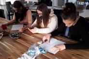 Uczestnicy projekty podczas zbierania materiałów