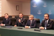 Podpisanie umowy, która pomoże zneutralizować nielegalne składowisko odpadów.