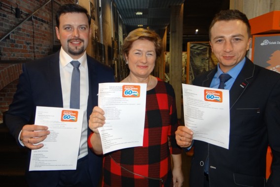 Prezydent Miasta Rafał Piech, Danuta Sobczyk i Piotr Kochanek prezentują Siemianowicką Kartę…