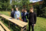 Uczniowie z klasy 1aT grają na rurkach.