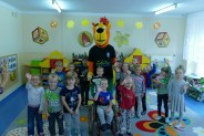 Dzieci podczas odwiedzin  sportowej maskotki Miasta Siemianowice Ślaskie – Tygryska