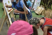 Dzieci biorące udział w konkursie plastycznym podczas Bibliofestu