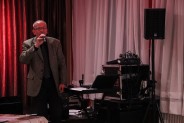 DJ Damian z mikrofonem w dłoni