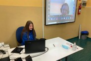 Oliwia z klasy 3c – szykuje się do rozpoczęcia debaty