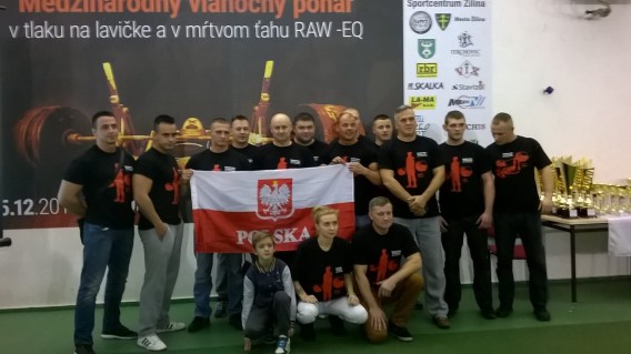 Drużyna Thor Siemianowice podczas zawodów na Słowacji w wyciskaniu sztangi leżąc i "martwym…