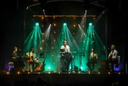 Widok na scenie. Na scenie zespół Albo i Nie. Muzycy ubrani w białe koszule i czarne krawaty…