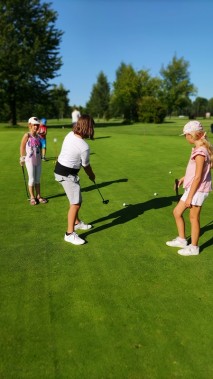dzieci na polu golfowym