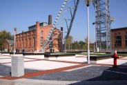 Park Tradycji - widok placu przed budynkiem