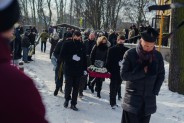 Urna z prochami Zmarłego w kondukcie