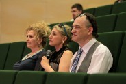 Trójka jurorów przysłuchująca się popisom wokalnym finalistów konkursu
