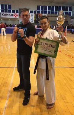Po prawej Daria Szefer z trofeum za tytuł wicemistrzowski