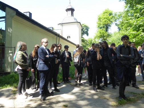 Grupa uczniów przed pałacem