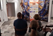 Dyrektor Biblioteki wita gości wernisażu