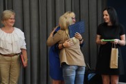 Wręczenie podziękowań dla nauczycieli.