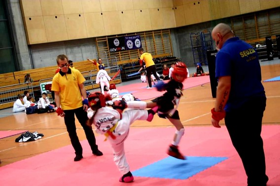 Maria zawodniczka Striker pierwszy raz walczy w walkach przerywanych - kontaktowych, świetnie…