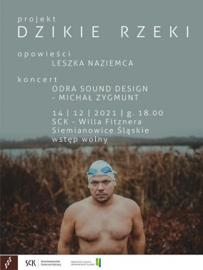 Na tle przybrzeżnych zarośli, jeziora i błękitnego nieba sylwetka pływaka Leszka Naziemca. Ma na…