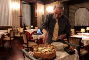 Jan Kurek kroi swój tort urodzinowy