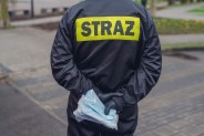 Maseczka ochronna w rękach strażaka z siemianowickiej OSP.