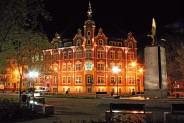 Rynek Miejski nocą - widok na oświetlony ratusz