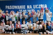 Pamiątkowe zdjęcie po pasowaniu