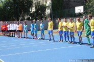 W szeregu stoją piłkarze dwóch drużyn rywalizujących z okazji otwarcia boiska
