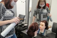 Uczennica w pracowni fryzjerskiej – modelowanie