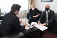 Prezydent Miasta, Prezes Zarządu KSSE, Członkinie Zarządu TFS siedzą przy stoliku podpisując…