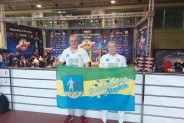 Medaliści z flagą miasta