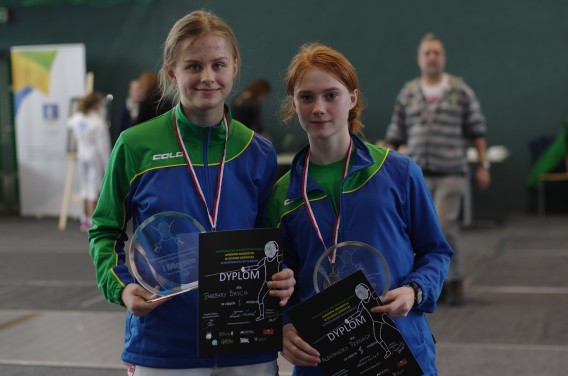 Basia Brych (po lewej) i Ola Pernach (po prawej) z medalami i dyplomami za mistrzostwo i…